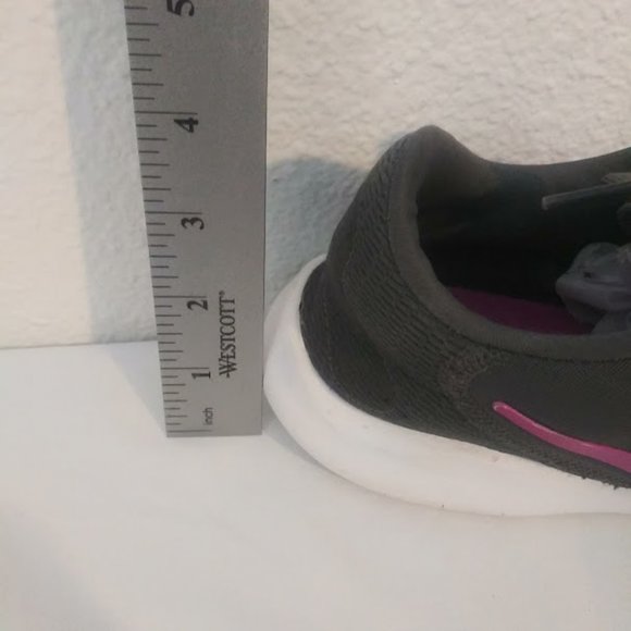 Nike Women's size 9 grey and pink Flex Experience Run 9 running shoes - Picture 5 of 8